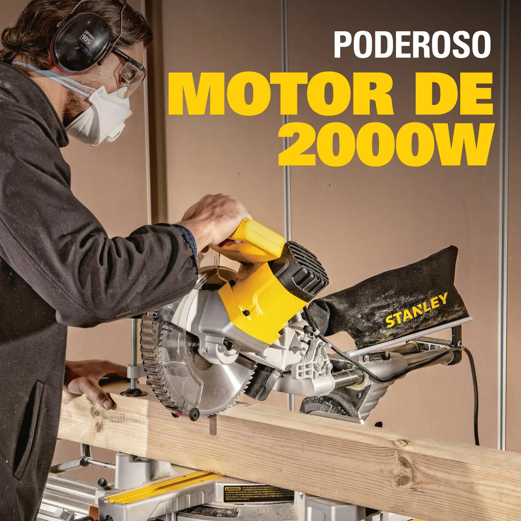 Una persona utiliza una sierra ingletadora amarilla y negra STANLEY para cortar una viga de madera, con texto que destaca un potente motor de 2000W.