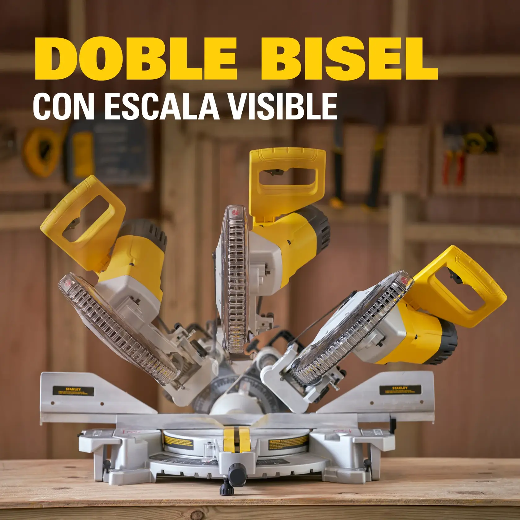 Sierra de inglete de doble bisel Stanley (SKU: SM181) con escala visible, mostrada sobre un banco de trabajo de madera en un taller. La sierra está situada en varios ángulos para mostrar su función de doble bisel.