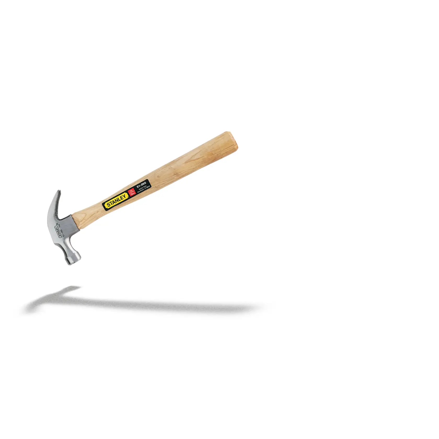 Fotografía de martillo de uña STANLEY con mango de madera, modelo 51-265, lateral, fondo blanco.