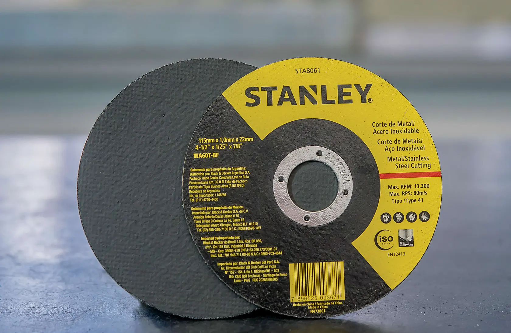 Disco de corte de metal STANLEY STA8061 con etiqueta amarilla, tamaño 115mm, para acero y acero inoxidable, vista lateral.